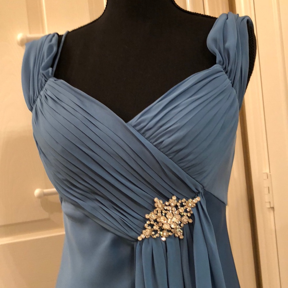 Gown - Picture 4 of 5